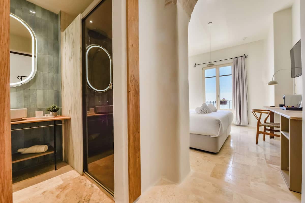 Deluxe tweepersoonskamer, balkon, uitzicht op zee | Een kluis op de kamer, verduisterende gordijnen, geluiddichte muren