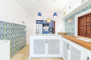 Fridge, microwave, oven, stovetop - Holiday Home 'Villa Ancora – Views At La Mola' with Sea View, Wi-Fi and Air Conditioning (Andratx)