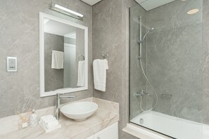Shower, hair dryer, bidet, towels - Stylish 1BR in Shoreline with Beach Access (Dubai)