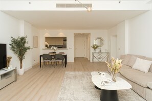 Living area - Stylish 1BR in Shoreline with Beach Access (Dubai)