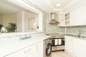 Private kitchen - Stylish 1BR in Shoreline with Beach Access (Dubai)