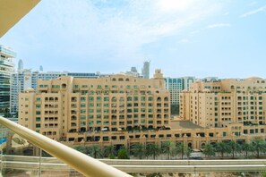 Property grounds - Stylish 1BR in Shoreline with Beach Access (Dubai)