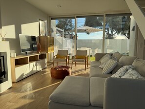 Living area - Meco Pool Villa Holiday Home with Private Pool, Wi-Fi, and Air Conditioning (Sesimbra (Castelo))