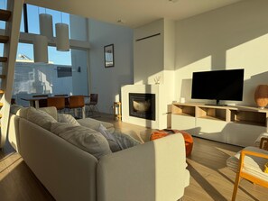 Living area - Meco Pool Villa Holiday Home with Private Pool, Wi-Fi, and Air Conditioning (Sesimbra (Castelo))