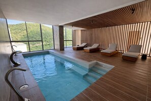 2 outdoor pools