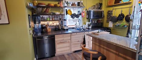 Microondas, horno, parrilla de estufa y lavavajillas