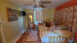 Room - Corporate, Nurses, Insurance, Mid-term Downtown Frederick Home to Rent or
Share (Frederick)