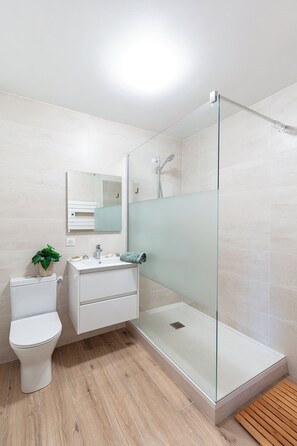 Shower, hair dryer, towels, soap - Maison Kreizdé de famille face mer - Plage Benoît, La Baule waterfront. (La Baule-Escoublac)