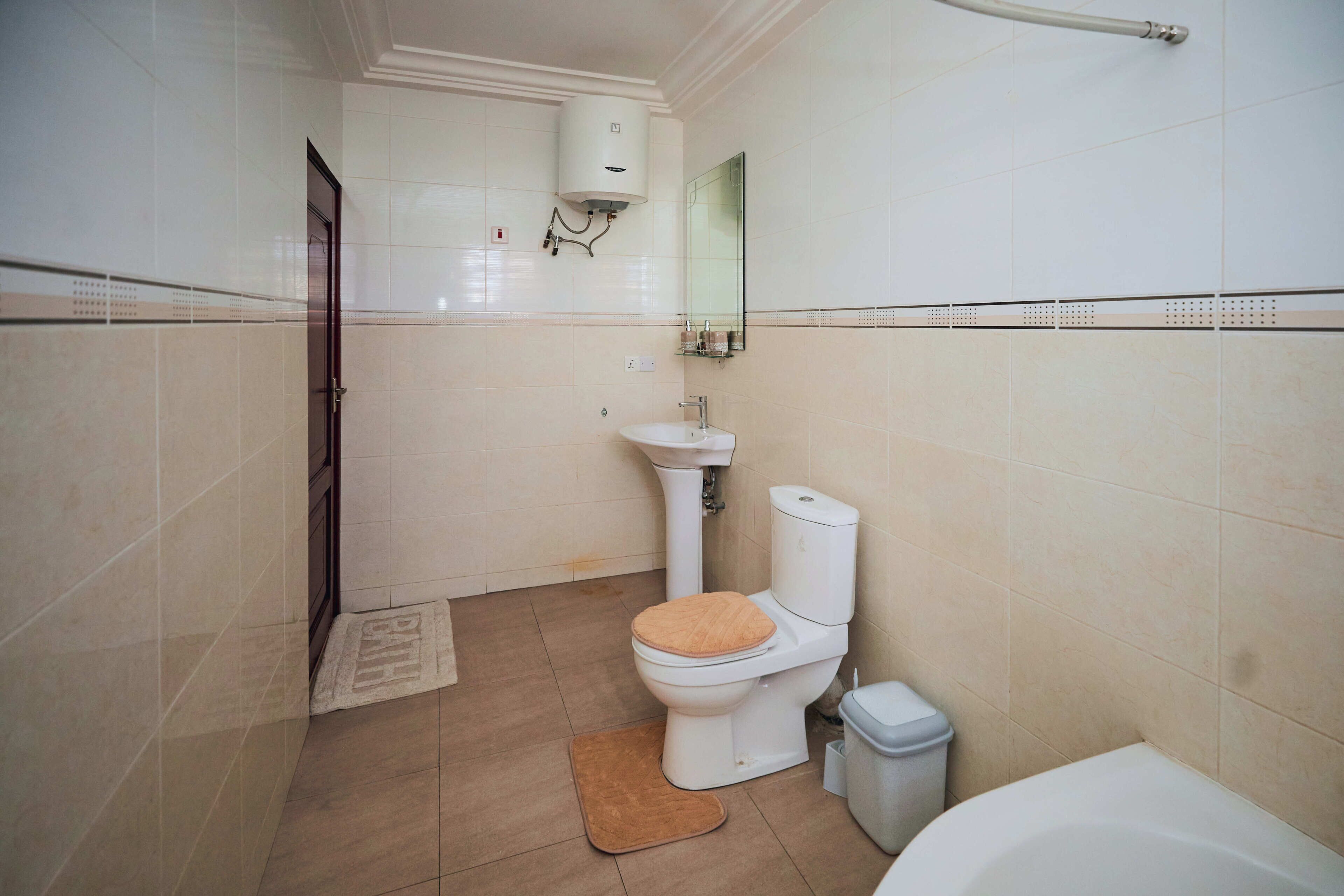 Apartment | Bathroom | Combined shower/bathtub, towels, soap, toilet paper
