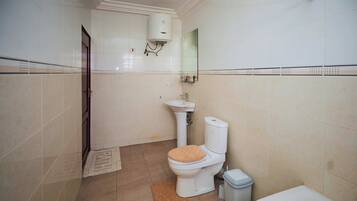 Apartment | Bathroom | Combined shower/bathtub, towels, soap, toilet paper