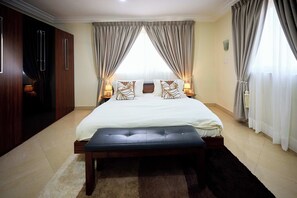 Laptop workspace, free WiFi - Willows Court (Accra)