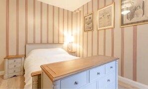 2 bedrooms, iron/ironing board, WiFi, bed sheets - #RoyalPadlondon in Earls Court, Chelsea.
 2 bedroom apartment full of character. (London)