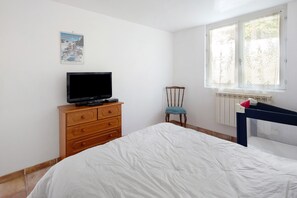1 habitación, tabla de planchar con plancha, wifi y ropa de cama 