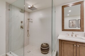 Shower, hair dryer, towels, shampoo - Gulfside Place 101: Beachfront Bliss in Sanibel! (Sanibel)