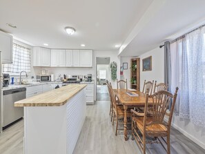 Dining - Modern Farmhouse w/ Hot Tub | Nr Cape May Beaches! (Green Creek)