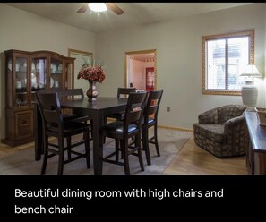 Dining - NFL Draft week 3 Bedroom Bloomfield 10 minutes to Acrisure 3 parking spaces (Pittsburgh)