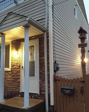 Exterior detail - NFL Draft week 3 Bedroom Bloomfield 10 minutes to Acrisure 3 parking spaces (Pittsburgh)