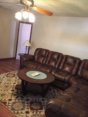 Living area - NFL Draft week 3 Bedroom Bloomfield 10 minutes to Acrisure 3 parking spaces (Pittsburgh)