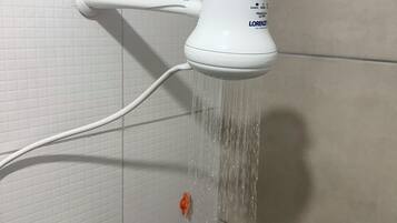 Asciugamani, sapone, shampoo, carta igienica
