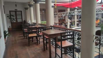 Dormitorio compartido, vista al patio | Restaurante al aire libre