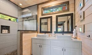 Shower, towels - 2 Cabins | Kid’s Playsets | Games | Sleeps 34 (Broken Bow)