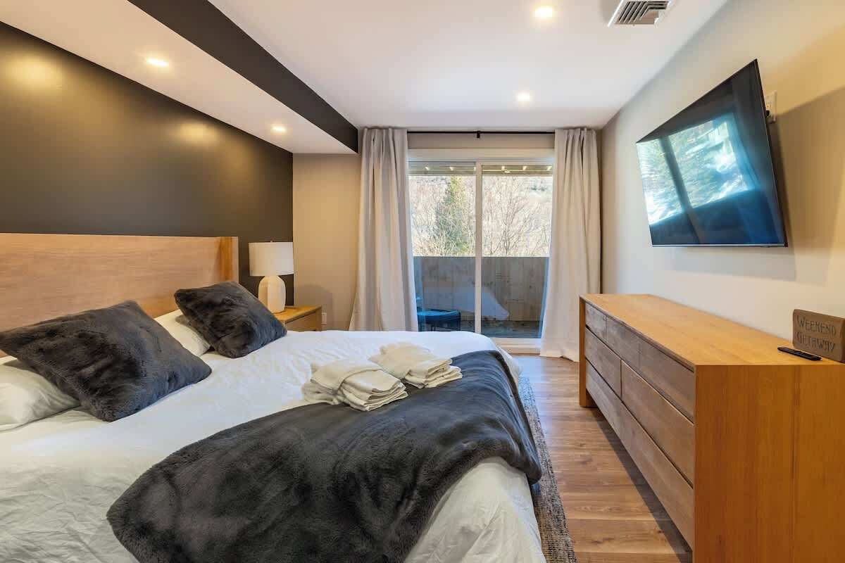 Iron/ironing board, travel crib, WiFi, bed sheets