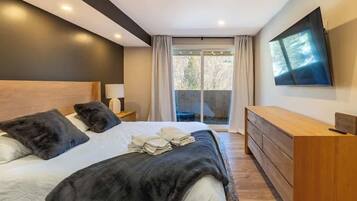 Iron/ironing board, travel crib, WiFi, bed sheets