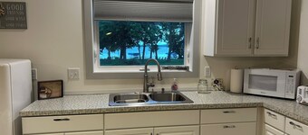 2 Bedroom with 2 minute walk to the sandy beach of Lake Melissa