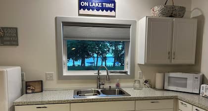 2 Bedroom with 2 minute walk to the sandy beach of Lake Melissa