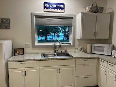 2 Bedroom with 2 minute walk to the sandy beach of Lake Melissa