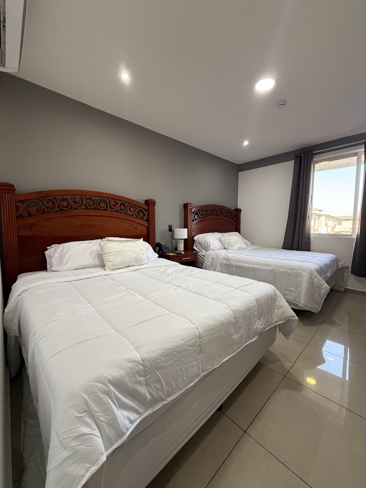 Habitación doble | Tabla de planchar con plancha, wifi gratis y ropa de cama 