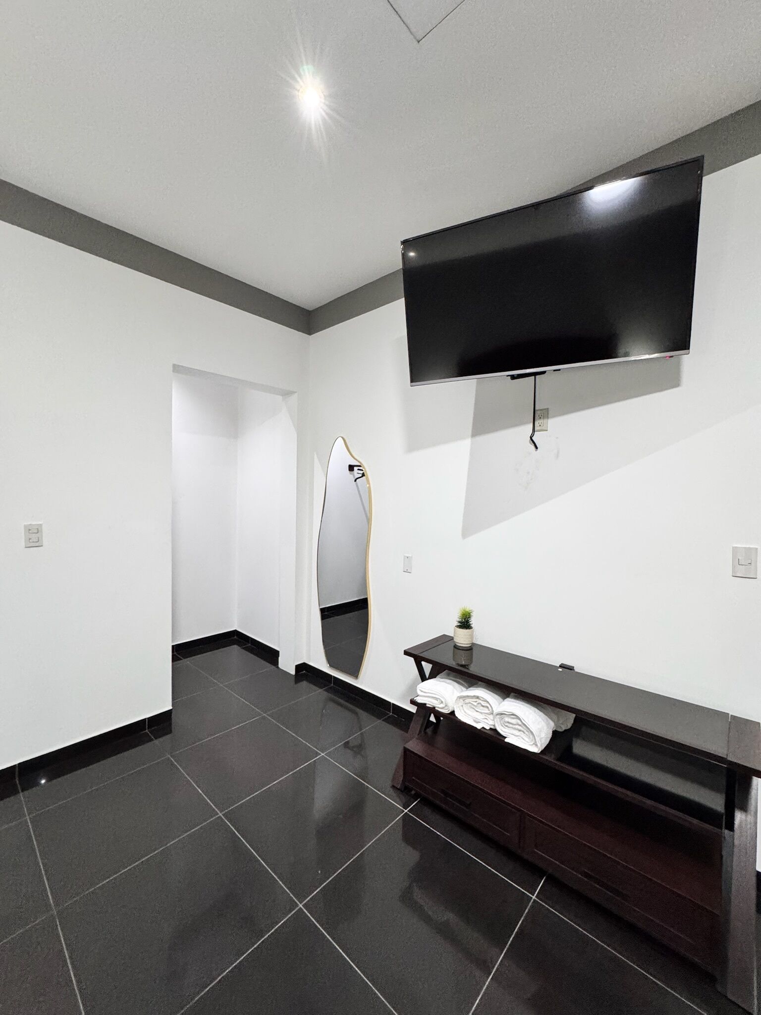 Suite Deluxe, balcón, vista a la ciudad | Baño | Regadera, regadera tipo lluvia, amenidades de baño gratuitas, toallas 