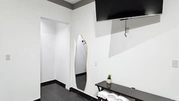 Deluxe suite, balkon, uitzicht op stad | Badkamer | Een douche, een regendouche, gratis toiletartikelen, handdoeken