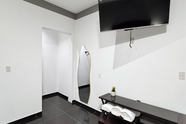 Phòng Suite Deluxe, ban công, quang cảnh thành phố | Phòng tắm | Buồng tắm vòi sen, vòi sen phun mưa, đồ dùng nhà tắm miễn phí