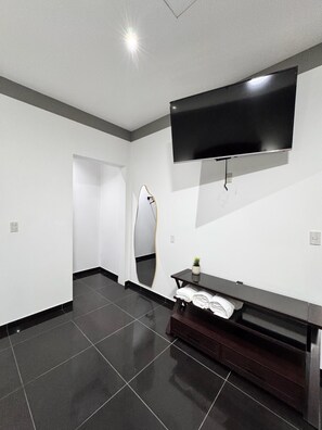 Deluxe-Suite, Balkon, Stadtblick | Badezimmer | Dusche, Regendusche, kostenlose Toilettenartikel, Handtücher