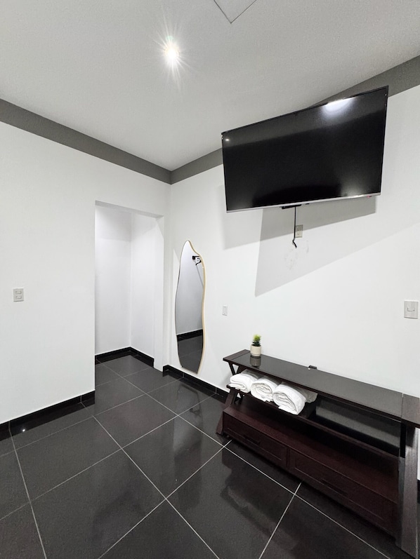 Deluxe-Suite, Balkon, Stadtblick | Badezimmer | Dusche, Regendusche, kostenlose Toilettenartikel, Handtücher