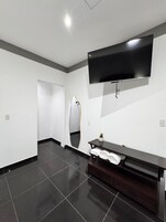 Shower, rainfall showerhead, free toiletries, towels