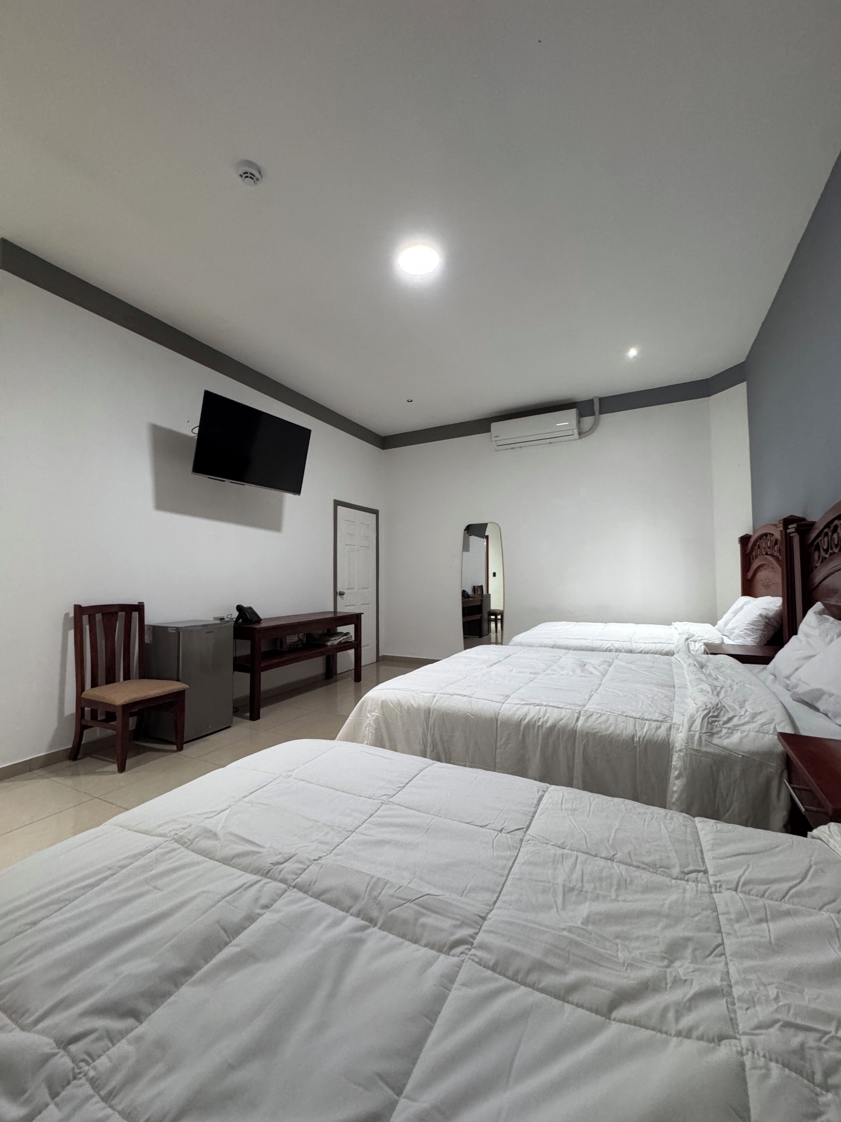 Habitación triple (Deluxe Triple Room) | Tabla de planchar con plancha, wifi gratis y ropa de cama 