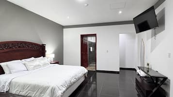 Deluxe-Suite, Balkon, Stadtblick | Bügeleisen/Bügelbrett, kostenloses WLAN, Bettwäsche