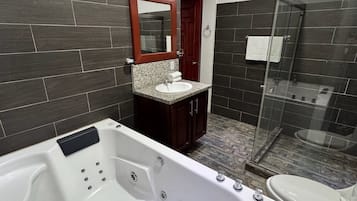 Deluxe suite, balkon, uitzicht op stad | Badkamer | Een douche, een regendouche, gratis toiletartikelen, handdoeken