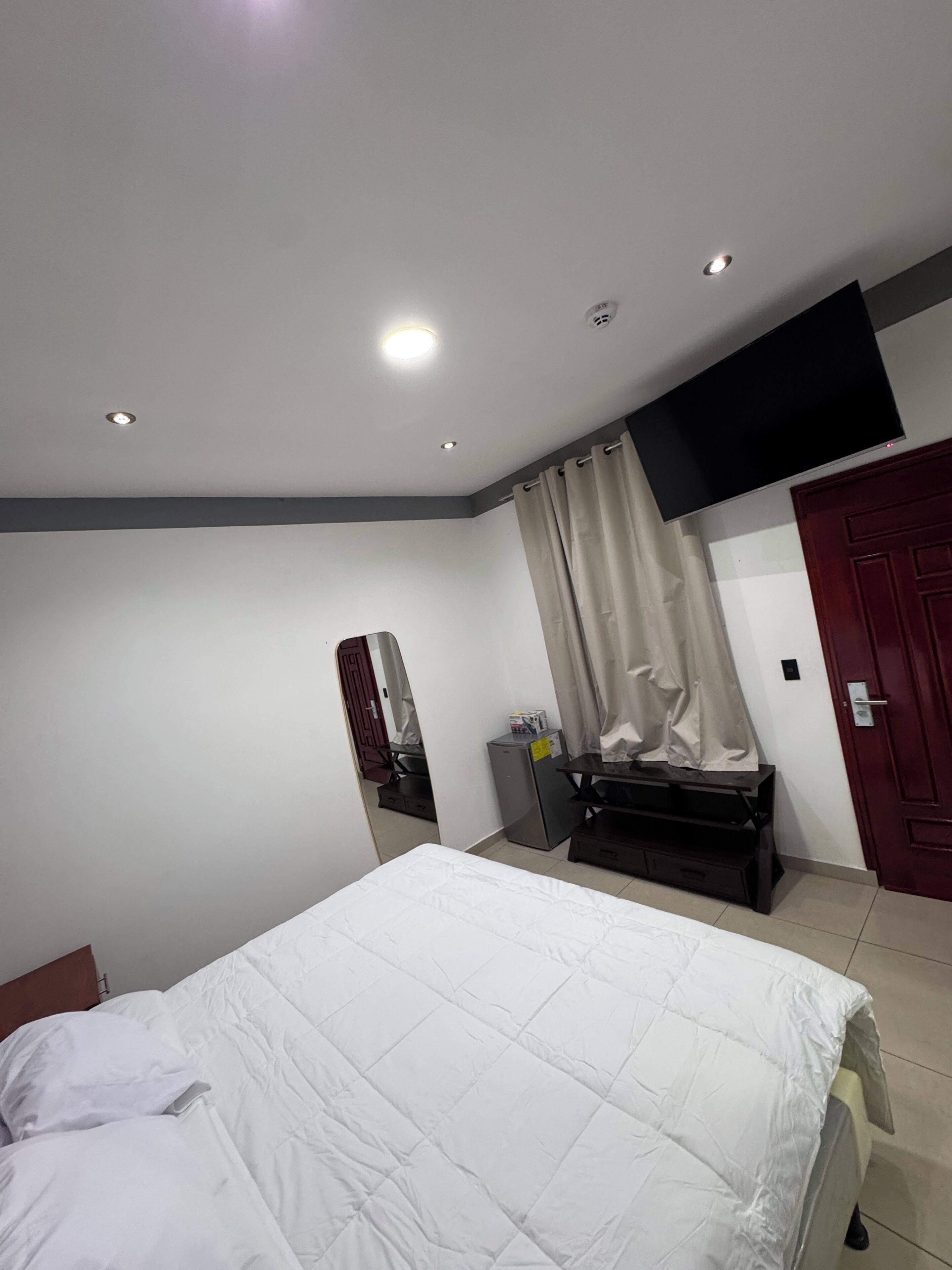 Habitación Deluxe, 1 cama Queen size | Tabla de planchar con plancha, wifi gratis y ropa de cama 