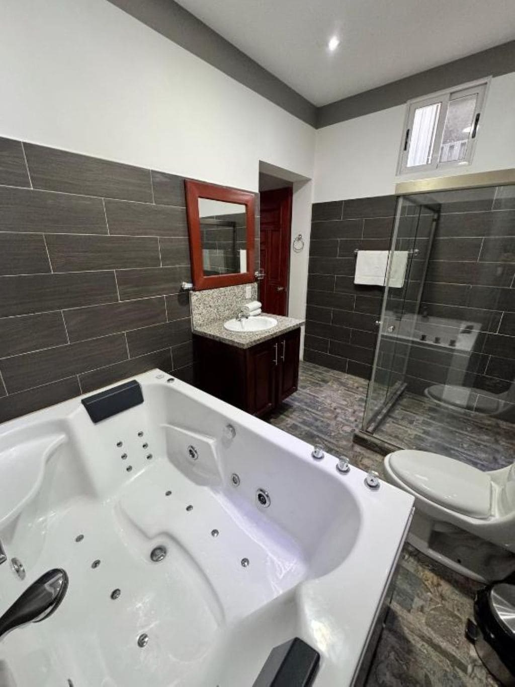 Bañera y ducha independientes y artículos de higiene personal gratuitos