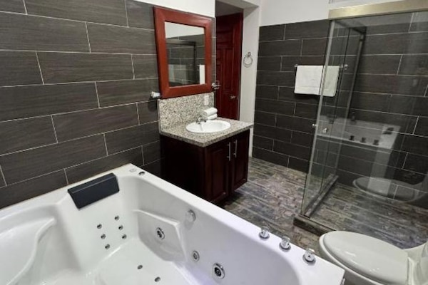 Deluxe Room, 1 Katil Ratu (Queen) | Bilik Mandi | Pancuran mandi, hulu semburan mandi hujan