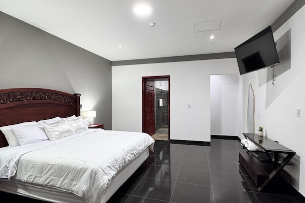 Suite Deluks, balkon, pemandangan kota | Setrika/meja setrika, Wi-Fi gratis, dan seprai linen