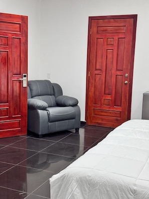 Deluxe-Suite, Balkon, Stadtblick | Bügeleisen/Bügelbrett, kostenloses WLAN, Bettwäsche