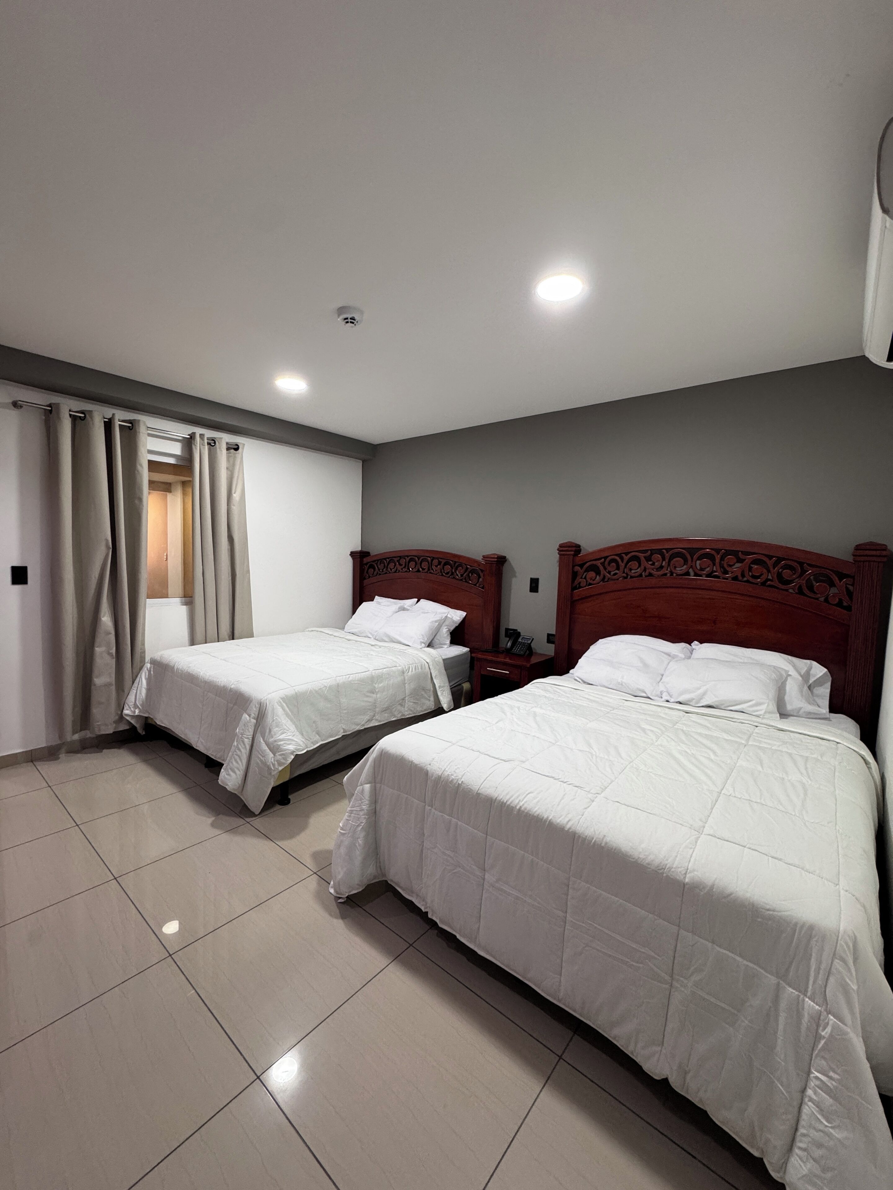 Habitación doble | Tabla de planchar con plancha, wifi gratis, ropa de cama