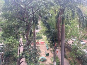 Property grounds - Cozy 1-bedroom park facing L-Cornered apartment in fabulous Delhi (Delhi)