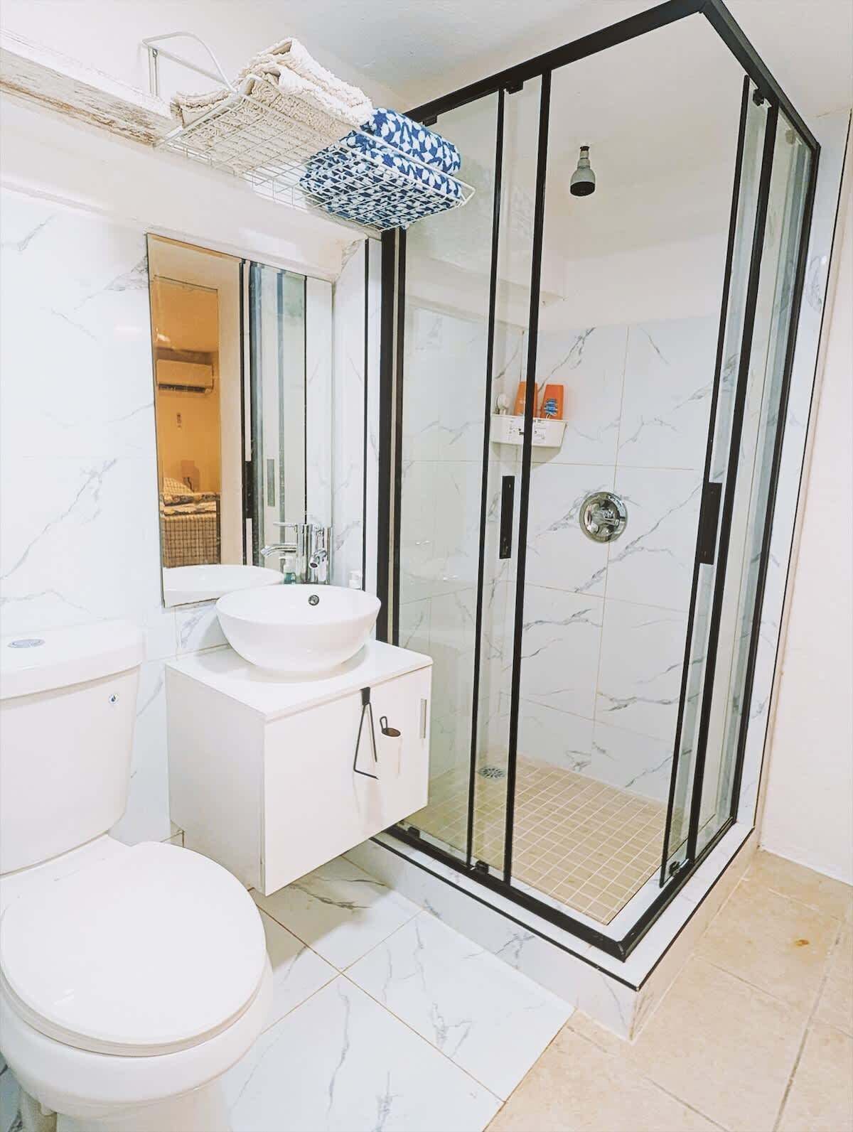 Shower, shampoo