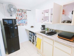 Refrigerador, microondas y cafetera y tetera 