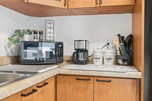 Wasserkocher mit Kaffee-/Teezubehör, Kühlschrank, Mikrowelle, Ofen